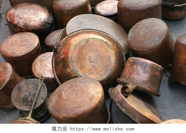 地上放了许多老式铜锅老铜锅